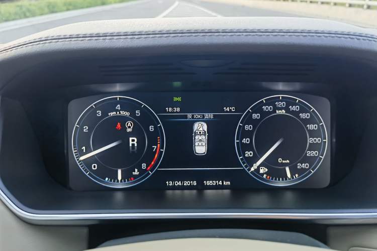 Used Land Rover Range 2015 3.0 SC V6 Vogue Odometer Close Up
