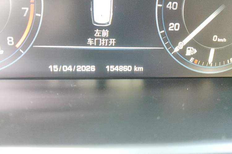 Used Land Rover Range 2015 3.0 SC V6 Vogue Odometer Close Up