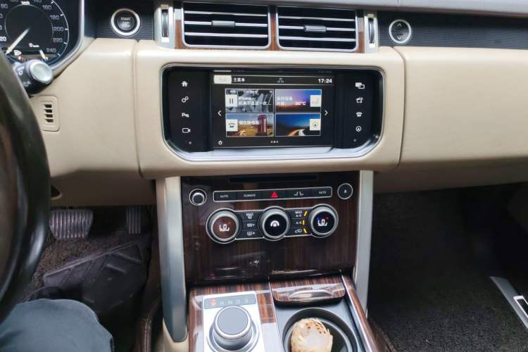 Used Land Rover Range 2016 3.0 SC V6 Vogue SE Long-Wheelbase Edition Audio And AC Panel