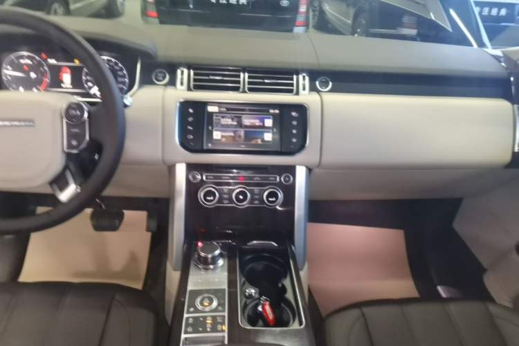 Used Land Rover Range 2016 3.0 SC V6 Vogue SE Long-Wheelbase Edition Audio And AC Panel