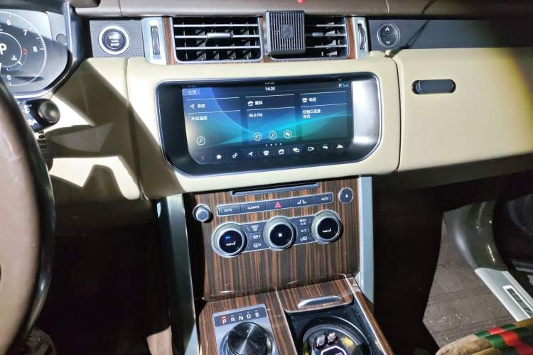 Used Land Rover Range 2016 3.0 SC V6 Vogue SE Long-Wheelbase Edition Audio And AC Panel