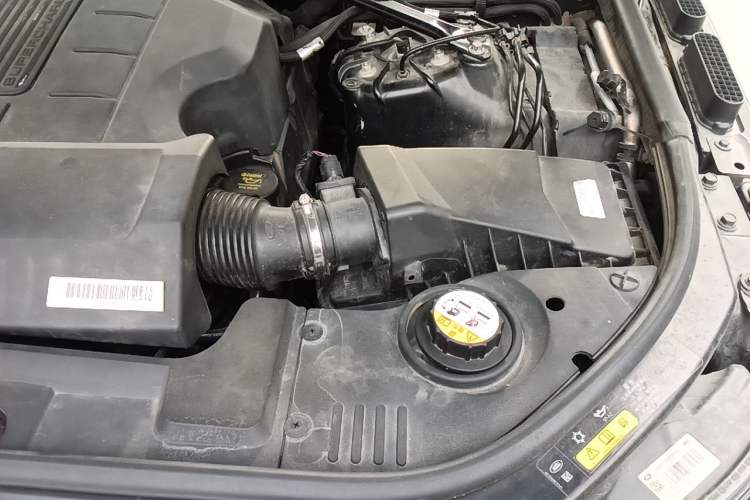 Used Land Rover Range 2016 3.0 SC V6 Vogue Extended Version Engine Bay Left
