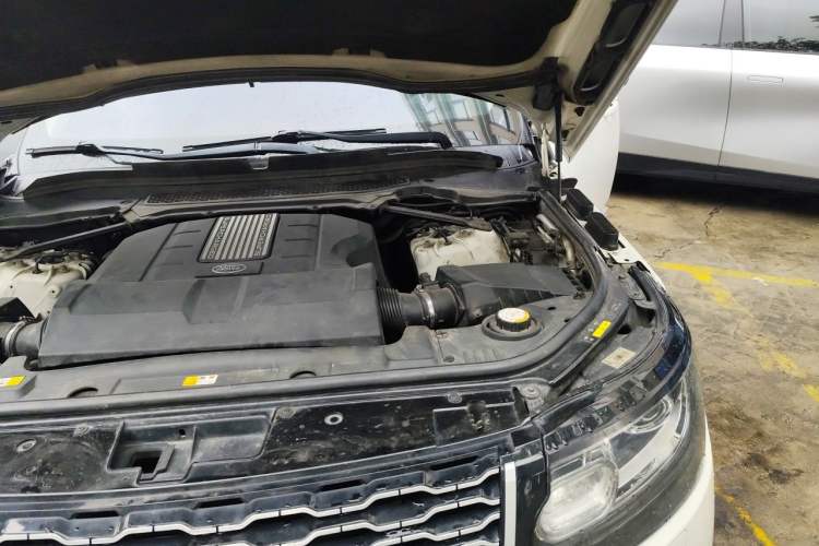 Used Land Rover Range 2016 3.0 SC V6 Vogue Extended Version Engine Bay Left