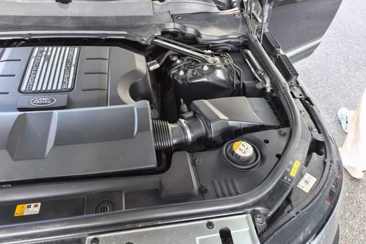 Used Land Rover Range 2016 3.0 SC V6 Vogue Extended Version Engine Bay Left