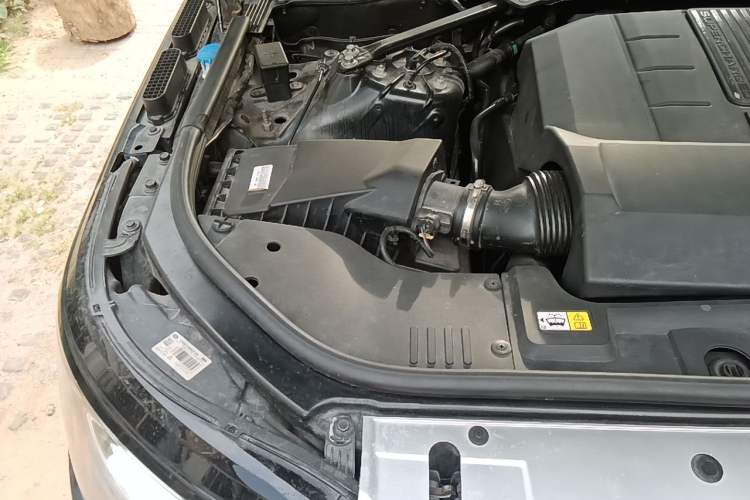 Used Land Rover Range 2016 3.0 SC V6 Vogue Extended Version Engine Bay Right