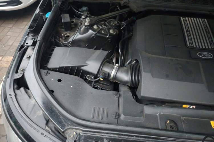 Used Land Rover Range 2016 3.0 SC V6 Vogue Extended Version Engine Bay Right