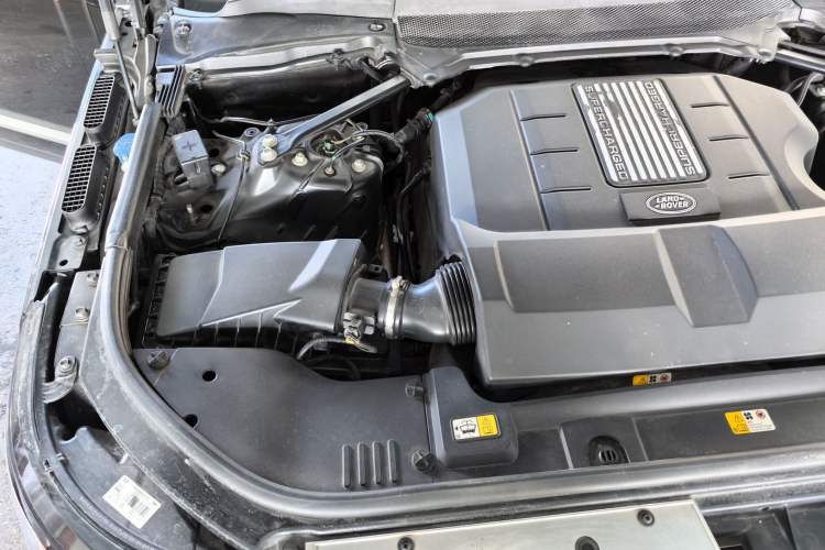 Used Land Rover Range 2016 3.0 SC V6 Vogue Extended Version Engine Bay Right