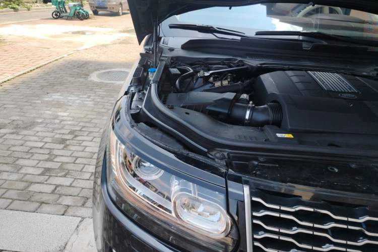 Used Land Rover Range 2016 5.0 SC V8 AB Prestige Extended Version Engine Bay Right