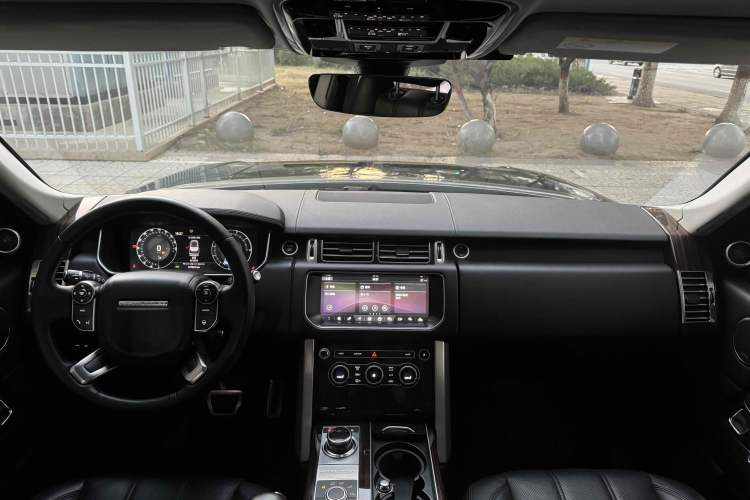 Used Land Rover Range 2016 3.0 SC V6 Vogue Extended Version Interior 1