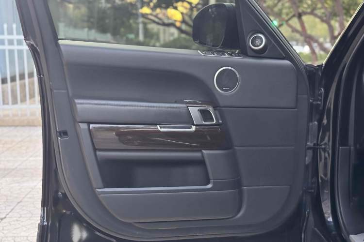 Used Land Rover Range 2016 3.0 SC V6 Vogue Extended Version Interior 14