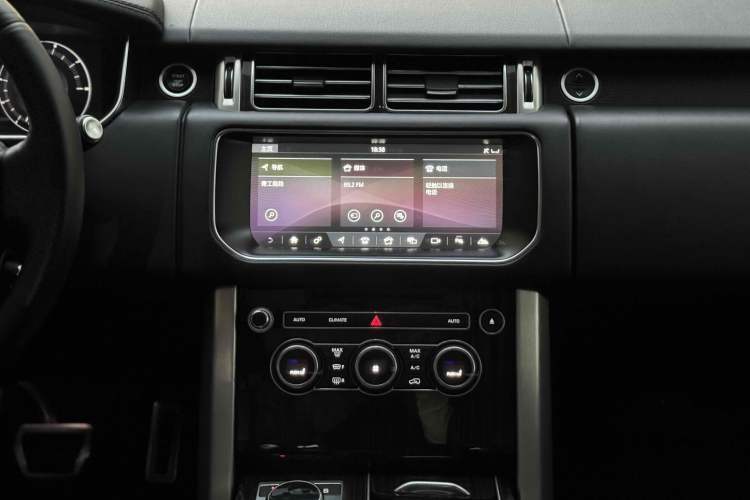 Used Land Rover Range 2016 3.0 SC V6 Vogue Extended Version Interior 5
