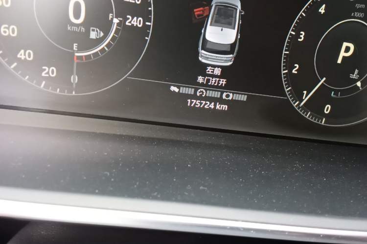Used Land Rover Range 2016 3.0 SC V6 Vogue Extended Version Odometer Close Up