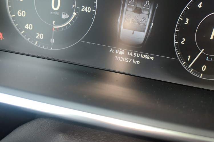 Used Land Rover Range 2016 3.0 SC V6 Vogue Odometer Close Up