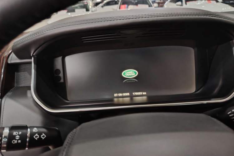 Used Land Rover Range 2016 3.0 SC V6 Vogue SE Prestige Extended-Wheelbase Model Odometer Close Up