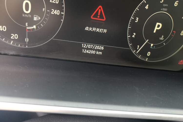 Used Land Rover Range 2016 3.0 SC V6 Vogue SE Long-Wheelbase Edition Odometer Close Up