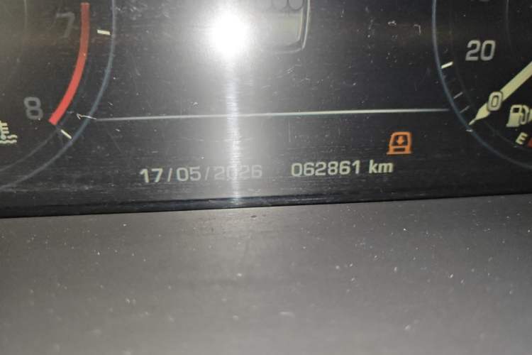 Used Land Rover Range 2016 3.0 SC V6 Vogue SE Long-Wheelbase Edition Odometer Close Up
