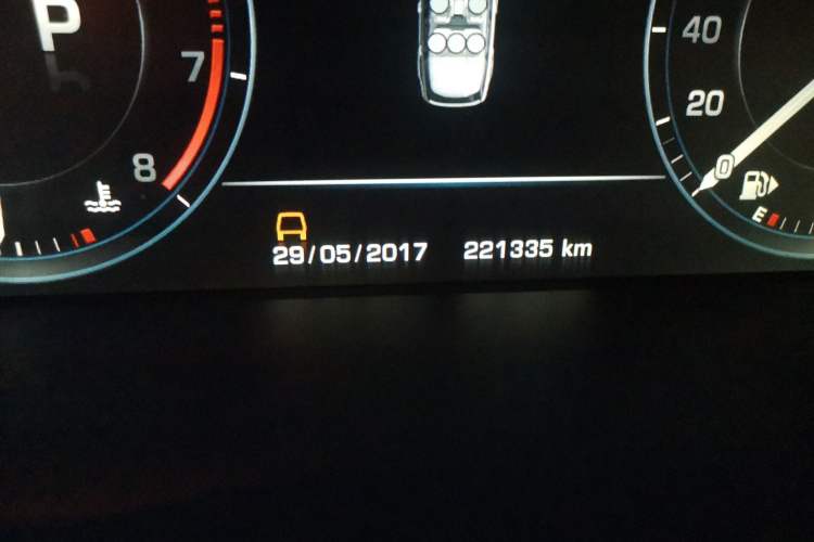Used Land Rover Range 2016 3.0 SC V6 Vogue SE Long-Wheelbase Edition Odometer Close Up