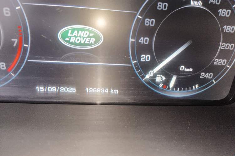 Used Land Rover Range 2016 3.0 SC V6 Vogue Extended Version Odometer Close Up