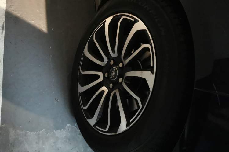 Used Land Rover Range  Right Front Wheel Hub