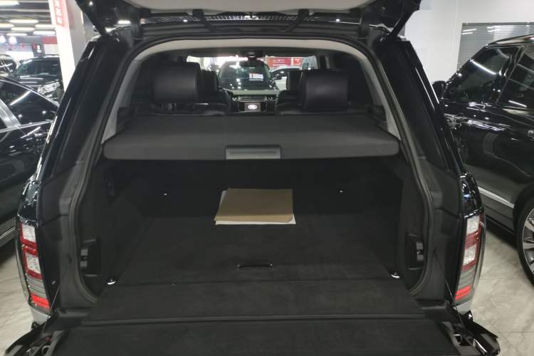 Used Land Rover Range 2016 3.0 SC V6 Vogue SE Long-Wheelbase Edition Trunk