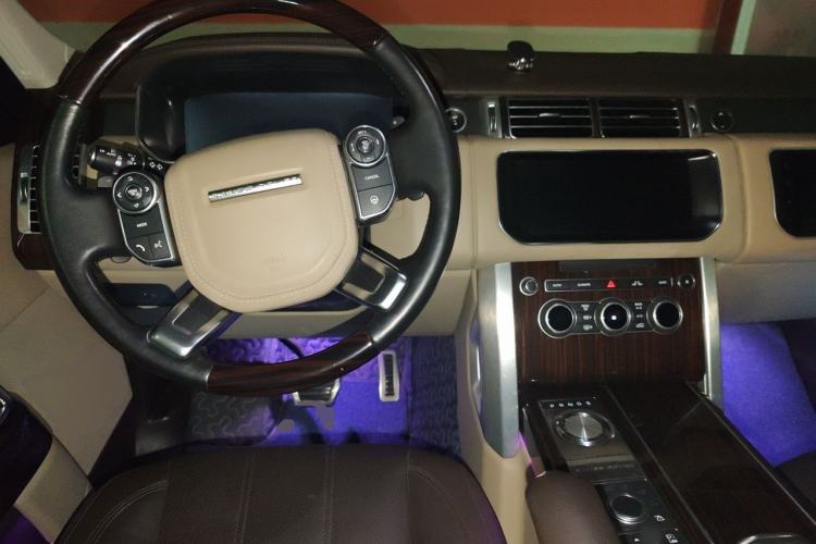Used Land Rover Range 2016 3.0 SC V6 Vogue Center Console