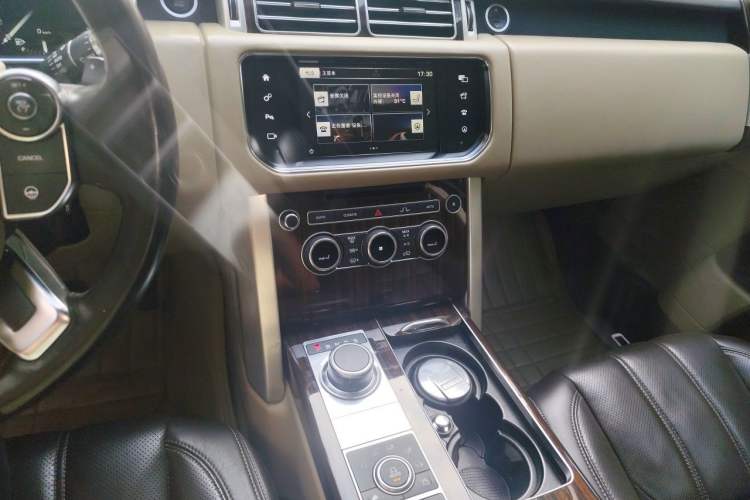 Used Land Rover Range 2016 3.0 SC V6 Vogue SE Long-Wheelbase Edition Audio And AC Panel
