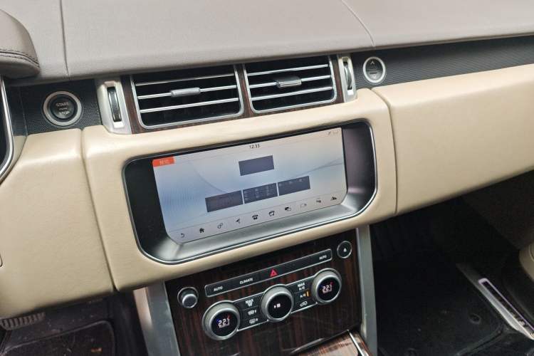 Used Land Rover Range 2016 3.0 SC V6 Vogue Extended Version Audio And AC Panel