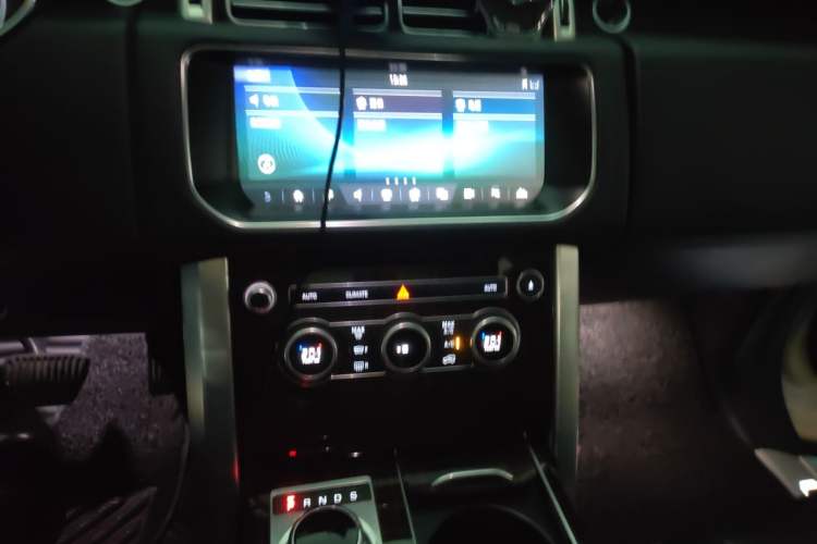 Used Land Rover Range 2016 3.0 SC V6 Vogue Extended Version Audio And AC Panel