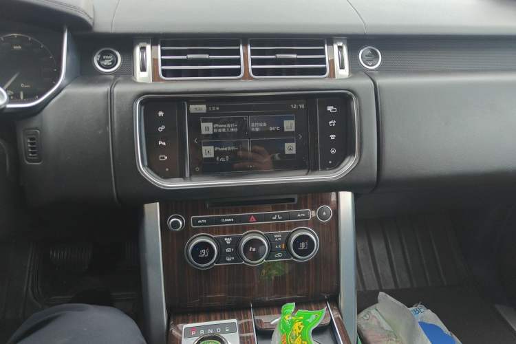 Used Land Rover Range 2016 3.0 SC V6 Vogue SE Long-Wheelbase Edition Audio And AC Panel
