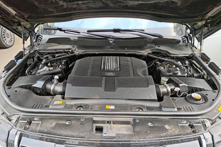 Used Land Rover Range 2016 5.0 SC V8 AB Prestige Extended Version Engine Bay