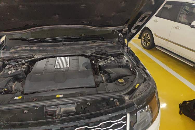 Used Land Rover Range  Engine Bay Left