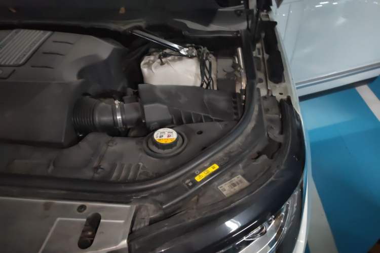 Used Land Rover Range 2016 3.0 SC V6 Vogue Extended Version Engine Bay Left