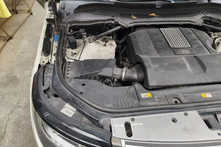 Used Land Rover Range 2016 3.0 SC V6 Vogue Extended Version Engine Bay Right