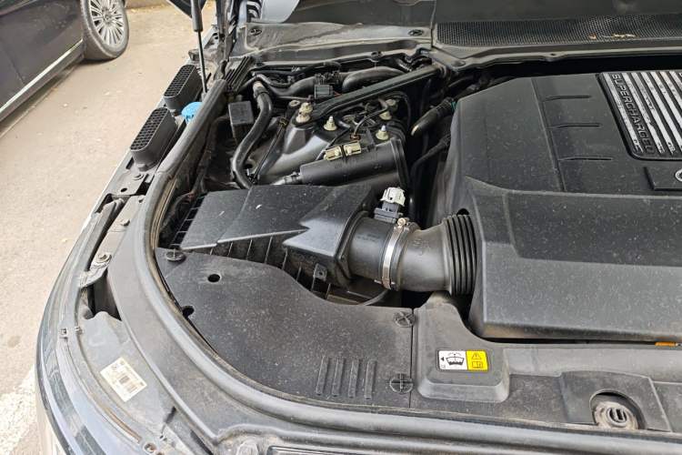 Used Land Rover Range 2016 5.0 SC V8 AB Prestige Extended Version Engine Bay Right