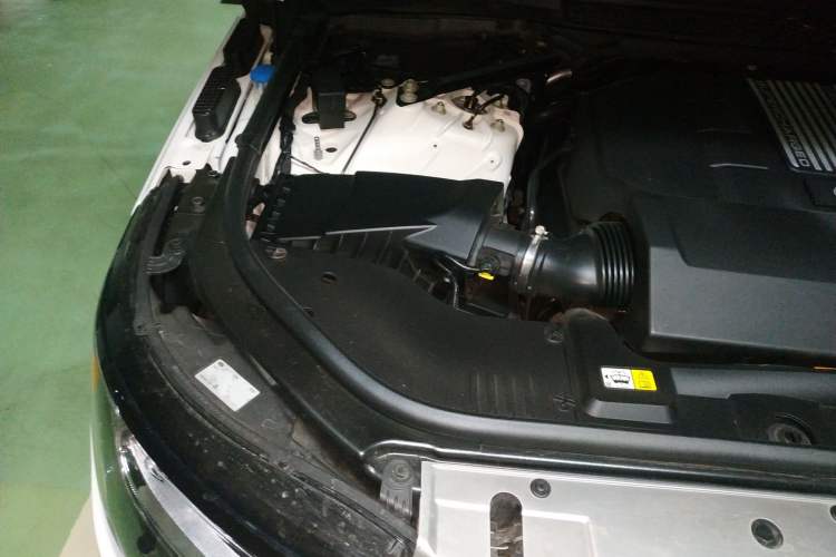 Used Land Rover Range 2016 3.0 SC V6 Vogue Extended Version Engine Bay Right