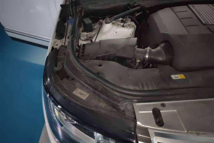 Used Land Rover Range 2016 3.0 SC V6 Vogue Extended Version Engine Bay Right
