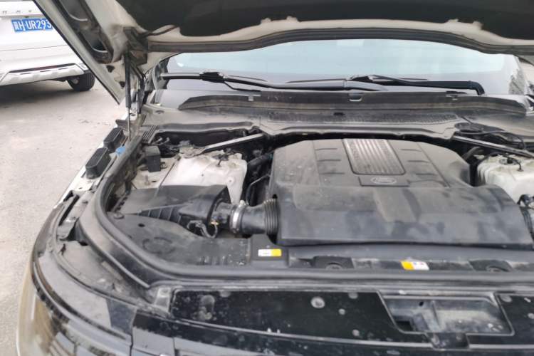 Used Land Rover Range 2016 3.0 SC V6 Vogue Extended Version Engine Bay Right