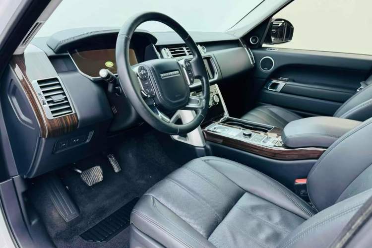 Used Land Rover Range 2016 3.0 SC V6 Vogue Extended Version Interior 2