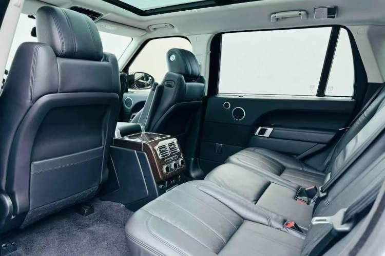 Used Land Rover Range 2016 3.0 SC V6 Vogue Extended Version Interior 3