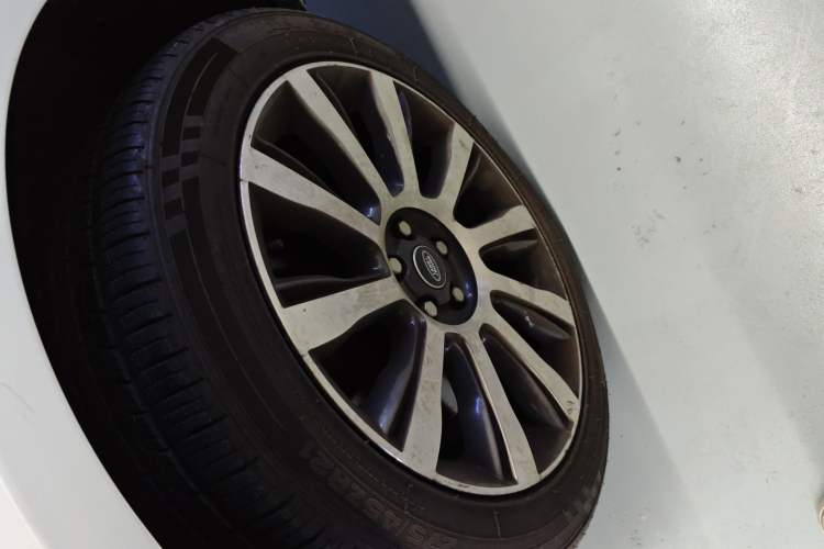 Used Land Rover Range 2016 5.0 SC V8 AB Prestige Extended Version Left Front Wheel Hub