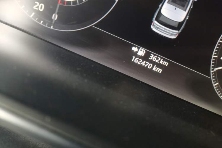 Used Land Rover Range 2016 3.0 SC V6 Vogue Odometer Close Up