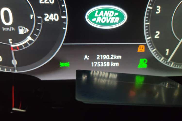 Used Land Rover Range 2016 3.0 SC V6 Vogue Extended Version Odometer Close Up