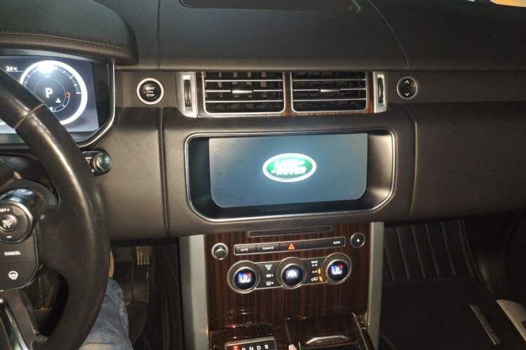 Used Land Rover Range 2017 3.0 SC V6 Vogue Extended Version Audio And AC Panel