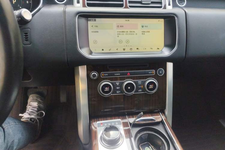 Used Land Rover Range 2017 3.0 SC V6 Vogue Extended Version Audio And AC Panel
