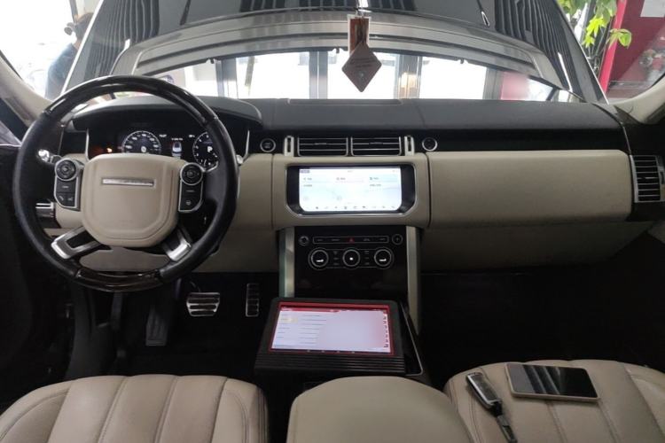 Used Land Rover Range 2017 5.0 SC V8 AB Prestige Extended Edition Center Console