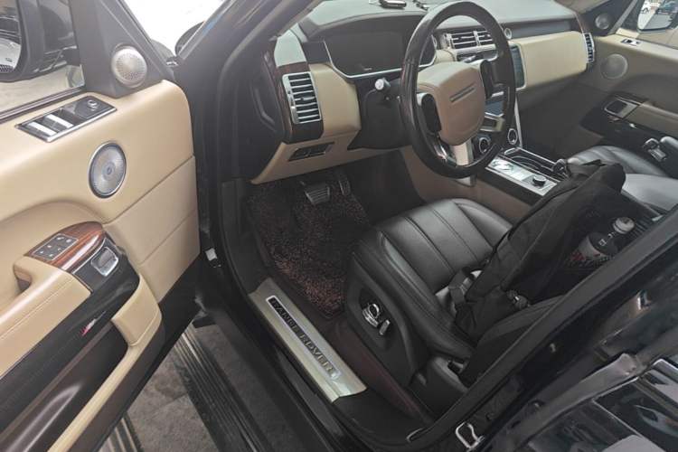 Used Land Rover Range 2017 3.0 SC V6 Vogue Extended Version Driver Seat