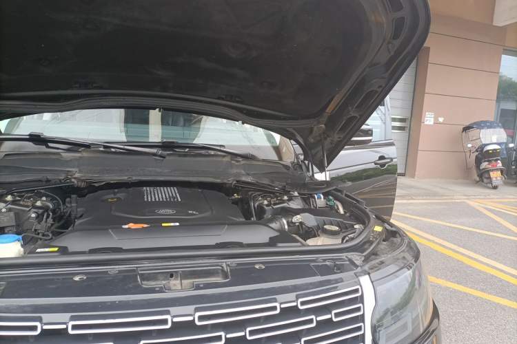 Used Land Rover Range  Engine Bay Left