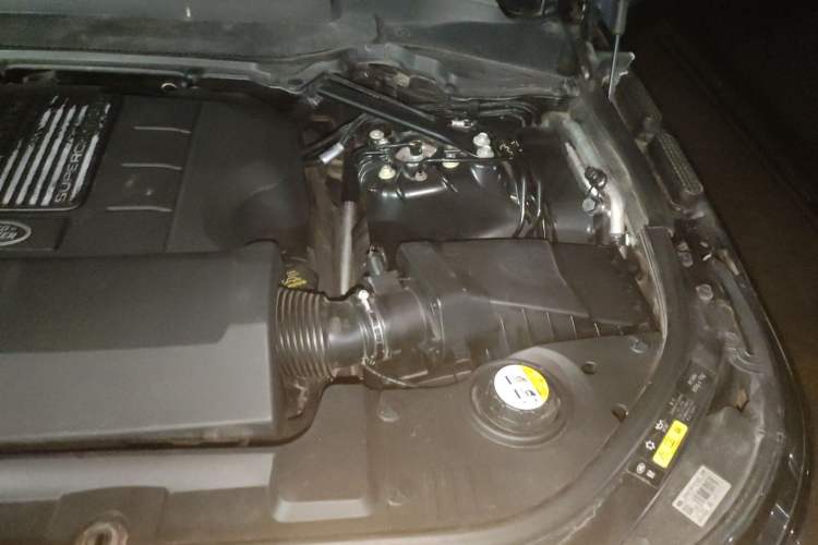 Used Land Rover Range 2017 3.0 SC V6 Vogue Extended Version Engine Bay Left