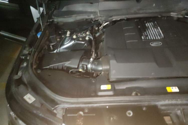 Used Land Rover Range 2017 3.0 SC V6 Vogue Extended Version Engine Bay Right