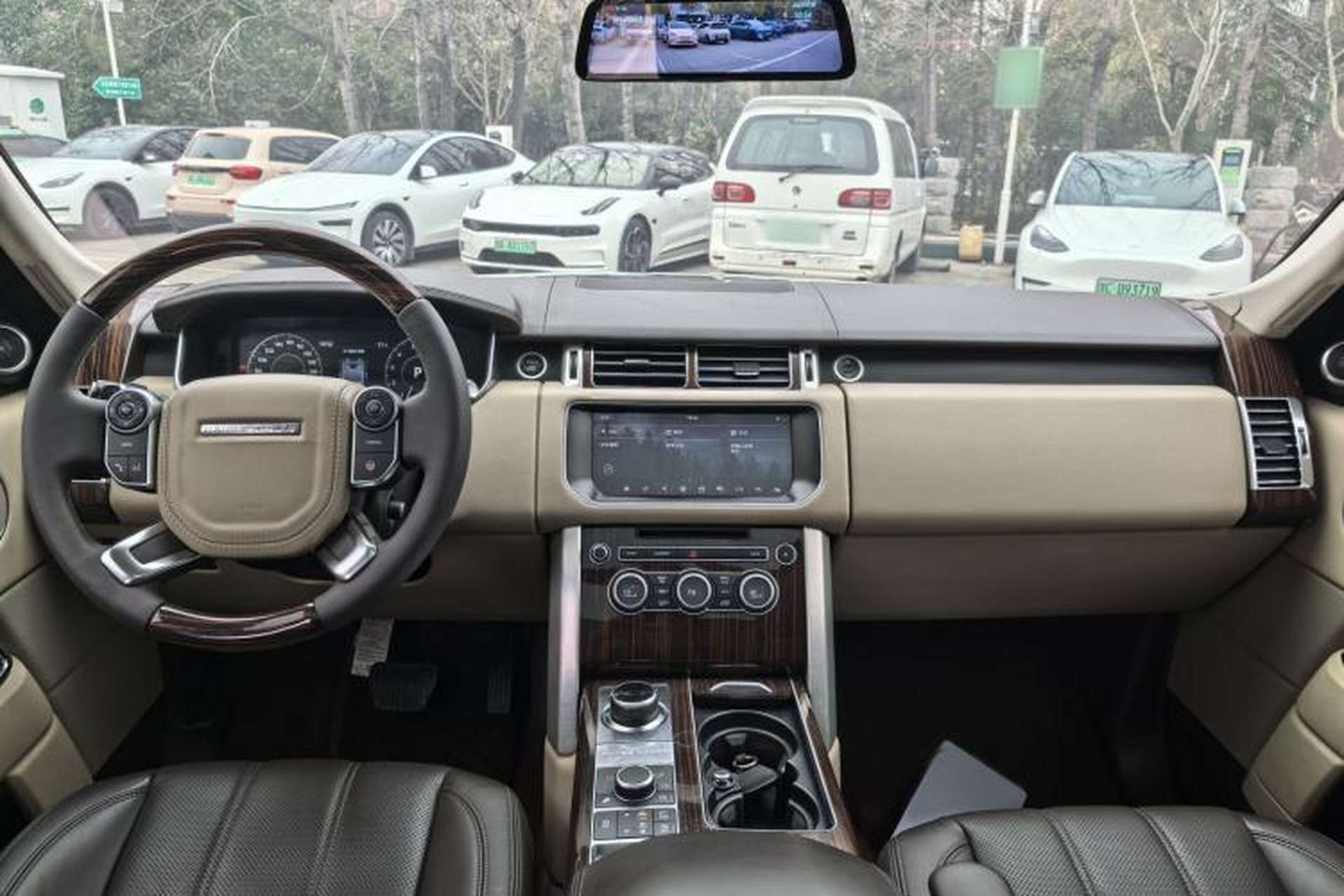 Used Land Rover Range 2017 3.0 SC V6 Vogue Extended Version Interior 1